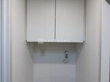 シーフォルム板橋3 鏡と収納棚が付いた明るい洗面スペース
