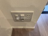 シーフォルム板橋3 天井付近に設置されたスイッチとコンセント、調光機能付きの照明