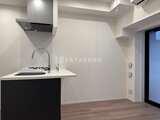 シーフォルム板橋3 モダンなキッチンと開放的なリビング空間の様子