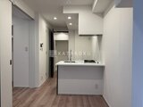 シーフォルム板橋3 白を基調とした清潔感のあるキッチンと奥の居室への動線