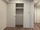 シーフォルム板橋3 開き戸の収納とハンガーパイプを備えたゆとりのあるクローゼット