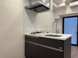 シーフォルム板橋3 モダンな黒基調のキッチンと白い天板