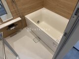 シーフォルム板橋3 木目調パネルの落ち着いた浴室とシャワールーム
