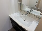 シーフォルム板橋3 白を基調とした洗面台と大きなミラーのある洗面室
