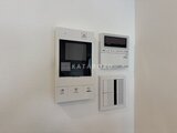 シーフォルム板橋3 壁に取り付けられたインターホン、温度調整パネル、照明スイッチ