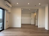 シーフォルム板橋3 木目調の床に明るい照明が映る開放的なリビングダイニング空間