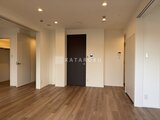 シーフォルム板橋3 複数のドア開口と木目調床が落ち着いた印象のリビング空間