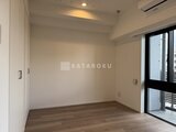 シーフォルム板橋3 木目調フローリングとクローゼット付きの落ち着いた洋室