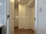 シーフォルム板橋3 明るい照明で統一された、ゆとりのある洋室空間