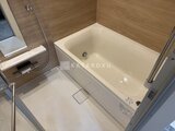 シーフォルム板橋3 木目調パネルの落ち着いた浴室に設置された白い浴槽
