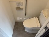 シーフォルム板橋3 タンク式トイレと手洗いシンクが設置されたトイレ空間