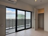 シーフォルム板橋3 開放的なバルコニーへ続く大きな窓が特徴のリビングダイニング