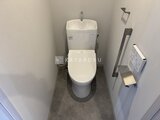 シーフォルム板橋3 タンクレス風トイレが設置された落ち着いた色合いのトイレ室内