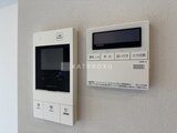 シーフォルム板橋3 壁に設置されたモニター付きインターホンと給湯器リモコン