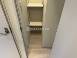 シーフォルム板橋3 棚収納付きの落ち着いた色調の玄関スペース