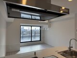 シーフォルム板橋3 開放的なキッチンからバルコニーを見た景観の様子