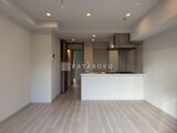 シーフォルム板橋3 白を基調とした対面キッチン付きのリビングダイニング