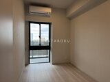 シーフォルム板橋3 バルコニーへ繋がる開口部を備えた、採光に恵まれた洋室