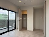 シーフォルム板橋3 開放的なバルコニーに面したリビングダイニングと洋室への動線