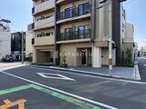 ハイズ三ノ輪2 前面道路から見た、モダンな外観の建物エントランス