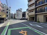 ハイズ三ノ輪2 前面道路から見た建物外観と周辺街並み