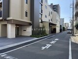 ハイズ三ノ輪2 建物エントランスと駐車場を備えた落ち着いた印象の外観
