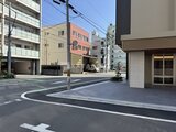 ハイズ三ノ輪2 前面道路から見た建物外観と開放的なエントランスアプローチ