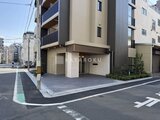 ハイズ三ノ輪2 街路から見た建物エントランス周りの開放的な空間
