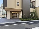 ハイズ三ノ輪2 前面道路から見たモダンな建物エントランス