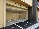 ハイズ三ノ輪2 エントランスから見た天井高のある駐車スペース