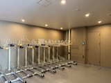 ハイズ三ノ輪2 共用部の洗濯機室、複数台設置された洗濯機と乾燥機が並ぶ様子