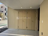 ハイズ三ノ輪2 ガレージ奥の落ち着いた色合いの引き戸と明るい床の様子