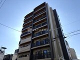 ハイズ三ノ輪2 晴天下で見上げた、バルコニー付きの8階建てマンション外観