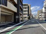 ハイズ三ノ輪2 前面道路から見たモダンな建物外観と周辺街並み