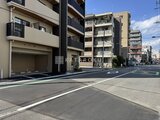 ハイズ三ノ輪2 街路から見た建物エントランスと駐車スペース