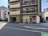 ハイズ三ノ輪2 前面道路から見たモダンな外観の建物エントランス
