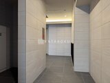 ハイズ三ノ輪2 落ち着いた色調のタイル張りで統一された廊下空間
