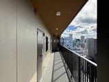ハイズ三ノ輪2 都市風景を眺められるバルコニーと共用廊下の様子
