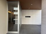 ハイズ三ノ輪2 エレベーターホール内の落ち着いた色合いの壁と床の様子