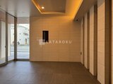ハイズ三ノ輪2 温かみのある照明に包まれた広々としたエントランスホール