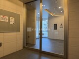 ハイズ三ノ輪2 明るい照明のエントランスホール