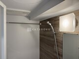 ハイズ三ノ輪2 モダンな浴室のシャワーブースと木目調の壁面