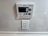 ハイズ三ノ輪2 ノーリツ製給湯器コントローラーと壁コンセントの設置様子