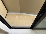 ハイズ三ノ輪2 明るく落ち着いた色合いのワンルーム室内と黒枠のサッシ