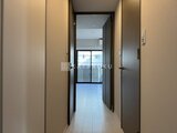 ハイズ三ノ輪2 玄関から居室へつながる廊下と各部屋の入口