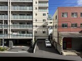 ハイズ三ノ輪2 駐車スペースを備えた建物の外観と周辺環境の様子