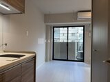 ハイズ三ノ輪2 明るいキッチンからバルコニーへ繋がるオープンな1K空間