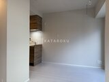 ハイズ三ノ輪2 開放的なリビングダイニングと木目調キッチンの様子