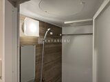 ハイズ三ノ輪2 木目調パネルとシャワーブースがコンパクトにまとまった浴室