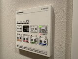 ハイズ三ノ輪2 壁に取り付けられた空調機能付きの操作パネル